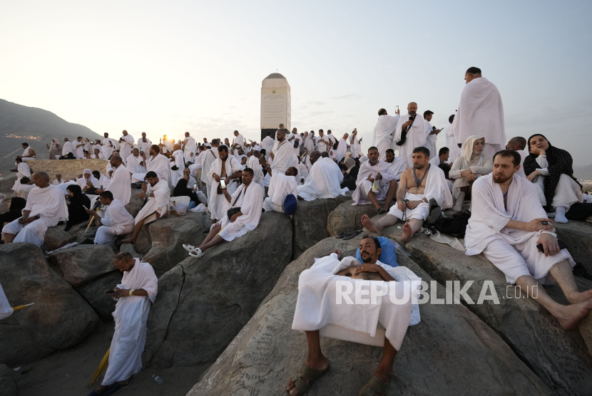 Umat Muslim berdoa di puncak bukit berbatu yang dikenal Jabal Rahmah, Arafah, Mekah, Arab Saudi, Sabtu, 15 Juni 2024.