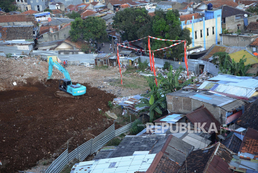 Pemerintah Kota (Pemkot) Bandung memulai kembali proses pembangunan rumah deret di Kelurahan Tamansari, Kota Bandung, Jumat (24/7). Rencananya untuk tahap pertama akan dilakukan pembangunan masjid terlebih dahulu untuk kemudian dilanjutkan dengan fondasi bangunan hunian.