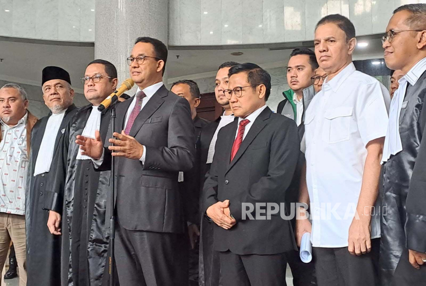 Tim Anies Baswedan-Muhaimin Iskandar AMIN menyampaikan keterangan pers usai sidang perdana gugatan sengketa Pemilu di Gedung MK, Jakarta, Rabu (27/3/2024). 