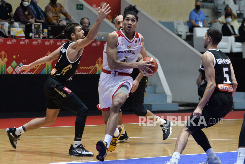 Pebasket timnas Indonesia Derrick Michael Xzavierro (tengah). Derrick akan berkarier di Liga Jepang bersama Saga Ballooners.