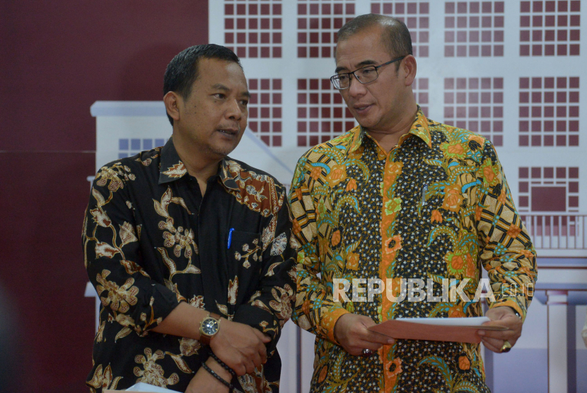 Sekjen KPU Bernad Dermawan Sutrisno (kiri) dan Ketua KPU Hasyim Asyari. 