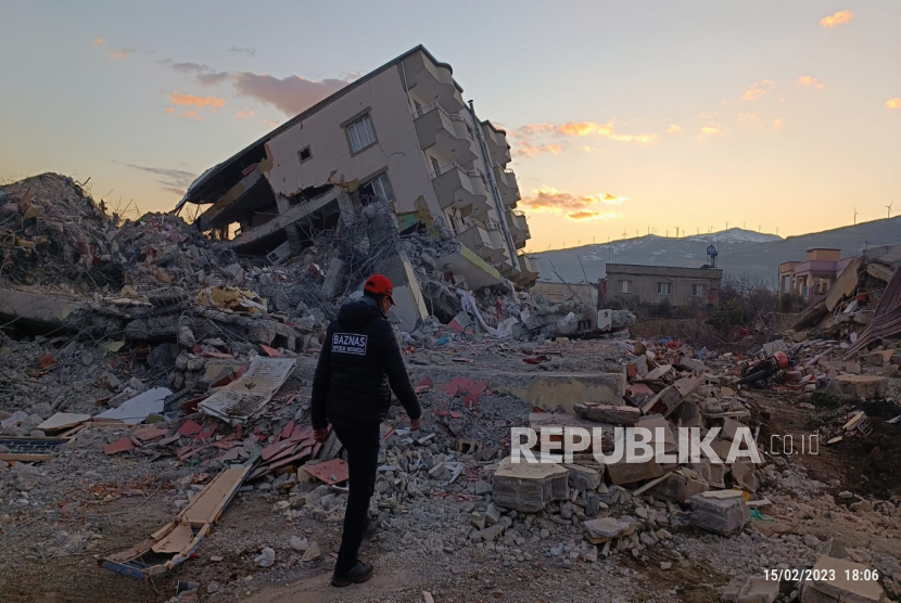 Tim Tanggap Bencana di Turki berjibaku membantu penyintas gempa di Turki.  ilustrasi