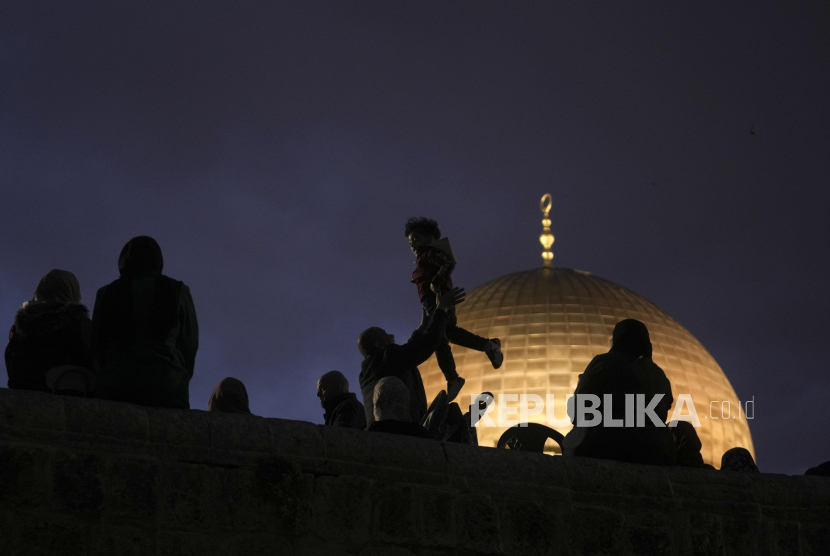 Warga Palestina menghadiri perayaan hari raya Idul Fitri di Masjid Al-Aqsa di Kota Tua Yerusalem, Jumat, (21/4/2023). Perayaan Idul Fitri di Masjid Al-Aqsa berlangsung dengan aman. Ribuan warga Palestina tumpah ruah memenuhi area kompleks Masjid Al-Aqsa.