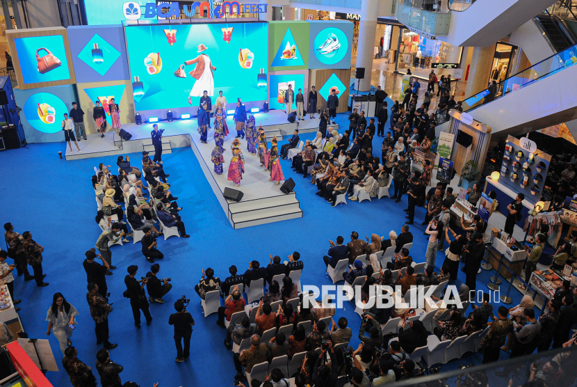 Suasana acara pembukaan BCA UMKM Fest 2025 di Mal Gandaria City, Jakarta, Rabu (13/8/2025). PT Bank Central Asia Tbk (BCA) kembali menggelar BCA UMKM Fest yang menghadirkan sebanyak 50 UMKM pilihan dari sektor fesyen, produk kesehatan dan kecantikan, hingga stan makanan yang berlangsung hingga 17 Agustus 2025 mendatang. Kegiatan tersebut diharapkan mampu menjadi wadah bagi UMKM untuk mengembangkan potensi secara berkelanjutan sehingga daoat meningkatkan pertumbuhan ekonomi Indonesia.
