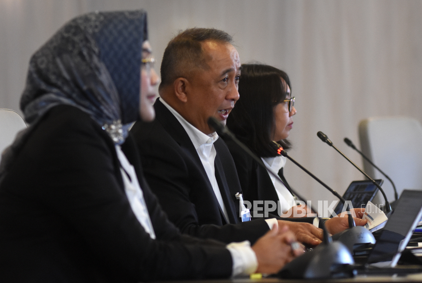 Direktur Utama BNI Royke Tumilaar (tengah) didampingi Wakil Direktur Utama Adi Sulistyowati (kiri) dan Direktur Keuangan Novita Widya Anggraini (kanan) menyampaikan Laporan Kinerja BNI Kuartal Ketiga 2022 dalam konferensi pers di Jakarta, Senin (24/10/2022). Laba bersih BNI tumbuh 76,8 persen Year on Year (YoY) mencapai Rp13,7 triliun. 