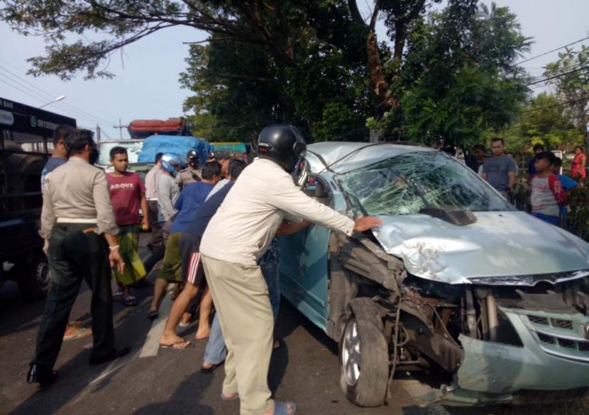 Kecelakaan Avanza: Tabrak Pohon di Pasuruan, Avanza Ringsek, Satu Orang Terluka