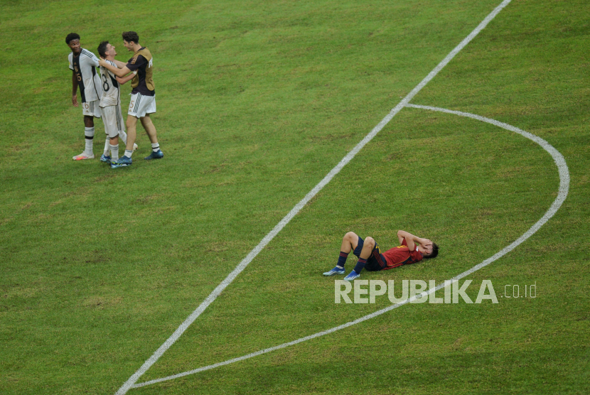 Ekspresi pemain timnas Spanyol Mesa Oscar (kanan) usai bertanding melawan timnas Jerman pada babak perempat final Piala Dunia U17 di Stadion Jakarta International Stadium (JIS), Jakarta, Jumat (24/11/2023). Timnas Jerman berhasil lolos ke babak semi final usai berhasil mengalahkan timnas Spanyol dengan skor 0-1.