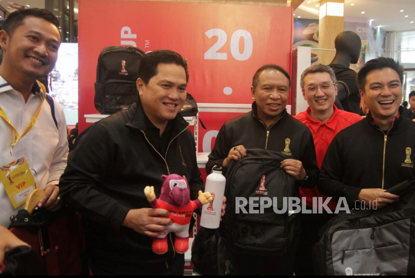 Peluncuran Menchandise resmi Piala Dunia U-20 2023 oleh Ketum PSSI sekaligus ketua LOC, Erick Thohir dan Menpora sekaligus Waketum PSSI Zainudin Amali di FX Sudirman, Jakarta, Rabu (8/3/2023). 