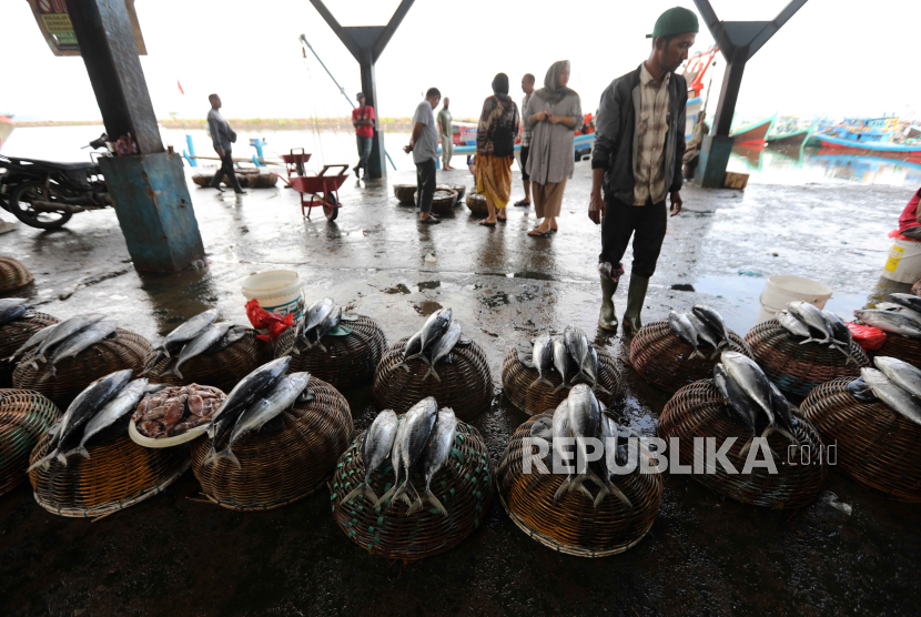 Nelayan menjual ikan kepada konsumen di tempat pelelangan ikan di Pelabuhan Perikanan Lampulo, Banda Aceh, Jumat (1/12/2023). 