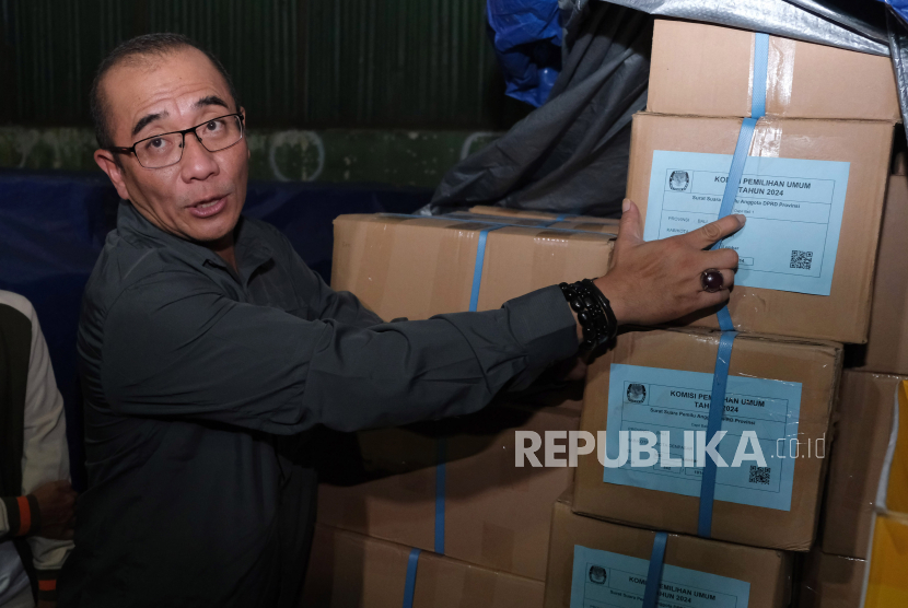 Ketua KPU Hasyim Asyari memeriksa kondisi kardus berisi surat suara Pemilu 2024 di Gudang Logistik KPU Denpasar, Bali, Rabu (13/12/2023). Sidak Ketua KPU ke gudang logistik Kota Denpasar tersebut untuk mengecek kesiapan surat suara dan logistik Pemilu 2024.  