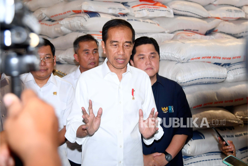 Presiden Jokowi saat meninjau persediaan beras di Gudang Badan Urusan Logistik (Bulog) Dramaga, Kabupaten Bogor, pada Senin (11/9/2023).