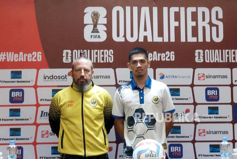 Pelatih timnas Brunei Darussalam Mario Rivera dan kapten tim Hendra Azam Idris dalam konferensi pers jelang laga fase pertama Kualifikasi Piala Dunia 2026 zona Asia di Stadion Utama Gelora Bung Karno, Jakarta, Rabu (11/10/2023). 