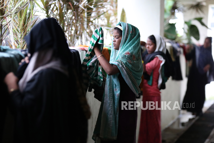 Para pengungsi imigran Rohingya yang terdampar di pantai Lamreh Kabupaten Aceh Besar menjemur pakaian di Balee Meurseuraya Aceh (BMA), Banda Aceh, Aceh, Selasa (12/12/2023). Sebanyak 137 orang imigran etnik Rohingya menunggu relokasi dan penanganan lanjutan dari Pemerintah dan UNHCR setelah mendapat penolakan dari warga di Kabupaten Aceh Besar, Pidie dan Kota Banda Aceh. 