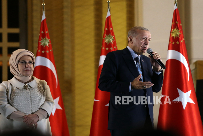 Presiden Turki Recep Tayyip Erdogan (kanan) ddampingi isterinya Emine Erdogan saat menyampaikan pidato kemenangan di Istana Kepresidenan, Ankara,, Ahad (28/5/2023). setelah unggul dalam pemilu putaran kedua dengan memperoleh suara 52,16 persen. 