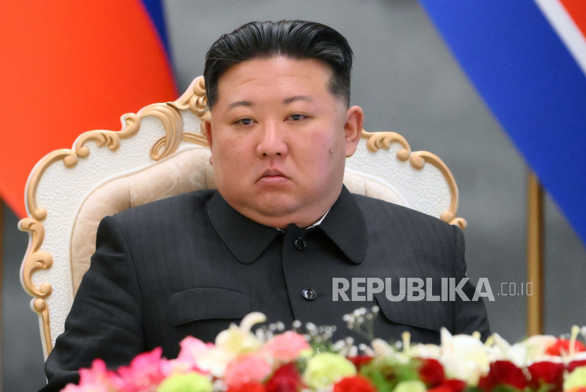 Pemimpin Korea Utara Kim Jong Un menghadiri upacara penandatanganan bilateral di kediaman kenegaraan Kumsusan di Pyongyang, Korea Utara, 19 Juni 2024. Presiden Rusia sedang melakukan kunjungan kenegaraan ke Korea Utara dari tanggal 18-19 Juni atas undangan pemimpin Korea Utara. Putin terakhir mengunjungi Korea Utara pada tahun 2000, tak lama setelah pelantikan pertamanya sebagai presiden. 