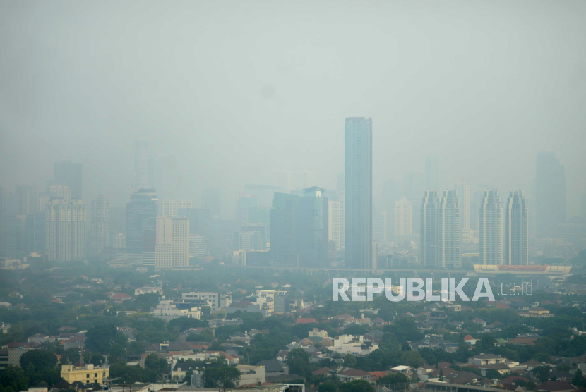 Suasana gedung-gedung bertingkat yang tertutup oleh kabut polusi di Jakarta, Selasa (25/7/2023). Dokter menganjurkan untuk memakai masker di tengah buruknya kualitas udara.