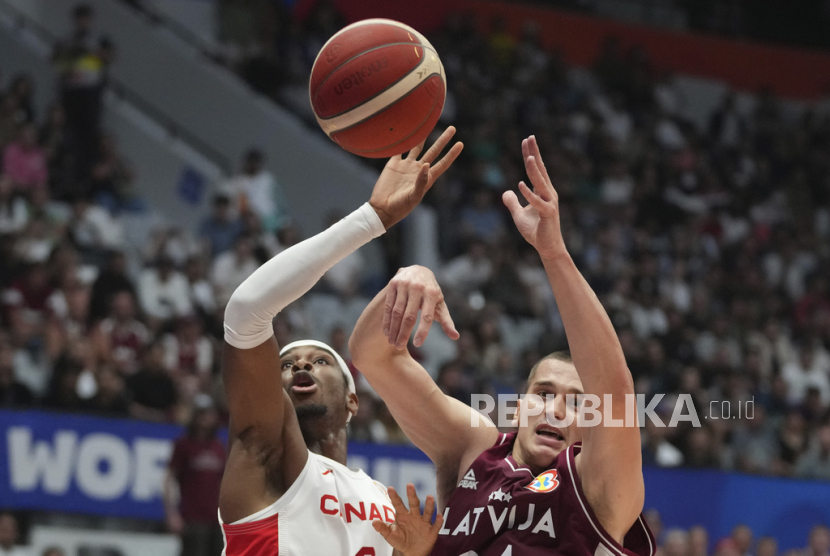 Pebasket timnas Kanada Shai Gilgeous-Alexander (kiri) saat berebut bola dengan lawan di Piala Dunia FIBA 2023 di Indonesia Arena. 