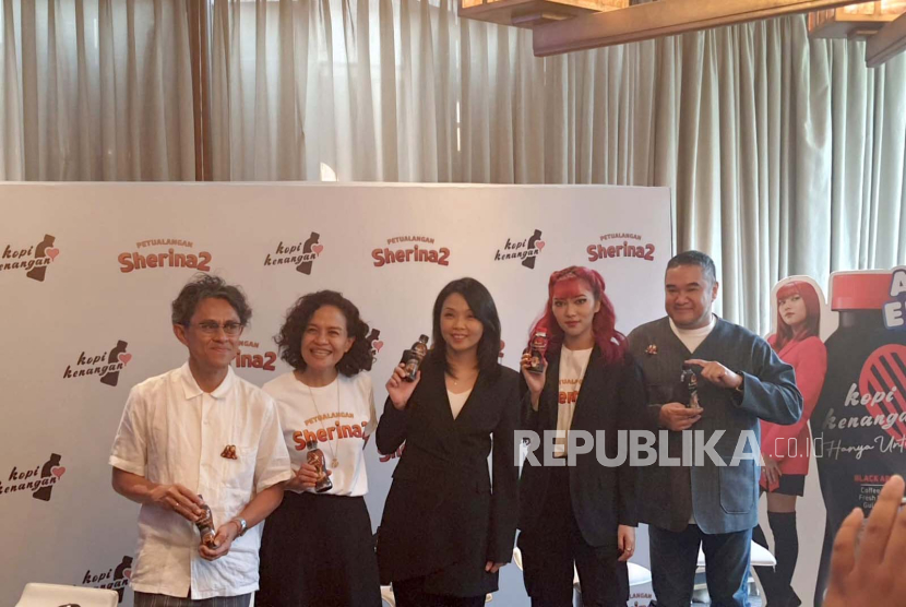 Tim Petualangan Sherina 2 dan Kopi Kenangan Hanya Untukmu dalam konferensi pers di Jakarta, Kamis (31/8/2023). 