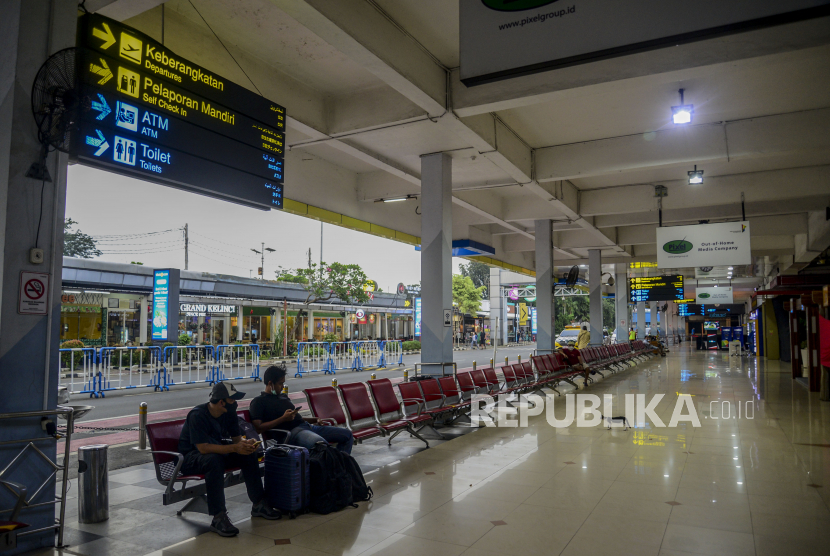 Sejumlah calon penumpang berada di Bandara Halim Perdanakusma, Jakarta Timur, Sabtu (20/3). Kementerian Perhubungan (Kemenhub) memastikan rencana revitalisasi Bandara Halim Perdanakusuma saat ini sedang menunggu proses Peraturan Presiden (Perpres). 