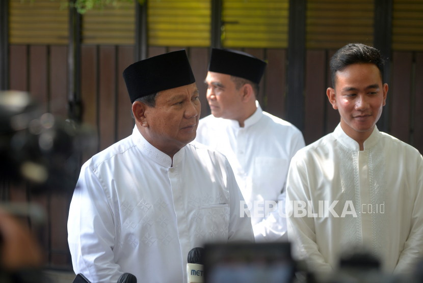 Menteri Pertahanan, Prabowo Subianto bersama Wali Kota Surakarta Gibran Rakabuming Raka.