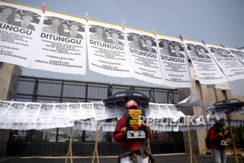 Aktivis Pekerja Rumah Tangga (PRT) melakukan aksi di depan gedung DPR, Senayan. 