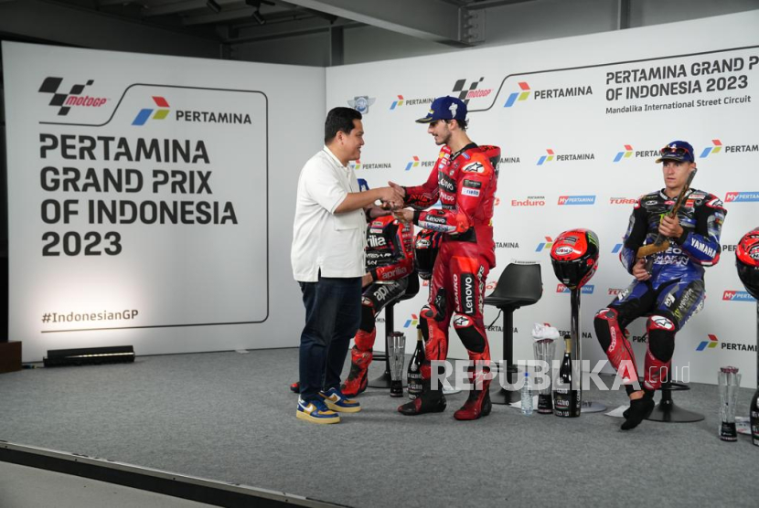 BUMN Minister Erick Thohir handed over souvenirs to Italian MotoGP racer Francesco Bagnaia at the Pertamina Mandalika International Street Circuit, Central Lombok, NTB, Sunday (15/10/2023).