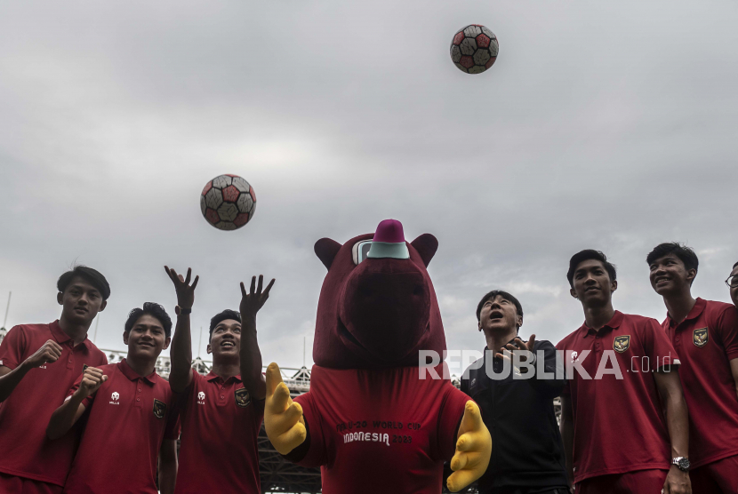 Pelatih Timnas U-20 Shin Tae-yong (ketiga kanan) bersama para pesepak bola Timnas U-20 berfoto dengan maskot Piala Dunia U-20 2023 Indonesia Bacuya dalam acara 100 Hari Menuju Piala Dunia U-20 Indonesia 2023 di Stadion Utama Gelora Bung Karno, Jakarta, Kamis (9/2/2023). Kementerian Pemuda dan Olahraga bersama Persatuan Sepak Bola Seluruh Indonesia (PSSI) resmi menghitung mundur 100 hari menuju perhelatan Piala Dunia U-20 2023 yang akan berlangsung di Indonesia pada 20 Mei-11 Juni 2023. 