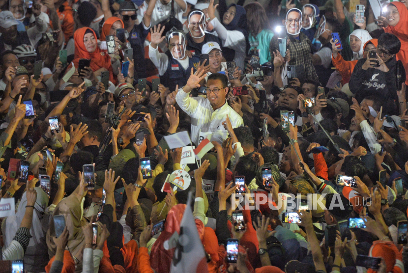 Capres nomor urut 1 Anies Baswedan menyapa pendukungnya saat menggelar kampanye terbuka di GOR Parung, Bogor, Jawa Barat, Senin (22/1/2024).
