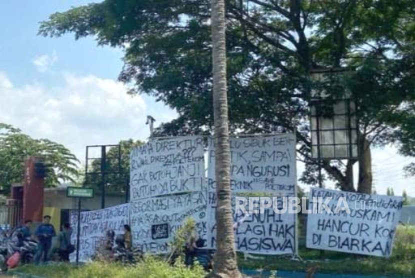Sejumlah poster terlihat di kampus Politeknik Kota Malang (Poltekom). Poster ini umumnya berisi tuntutan terhadap pimpinan kampus dan yayasan atas berhentinya akitivitas kuliah di kampus. 