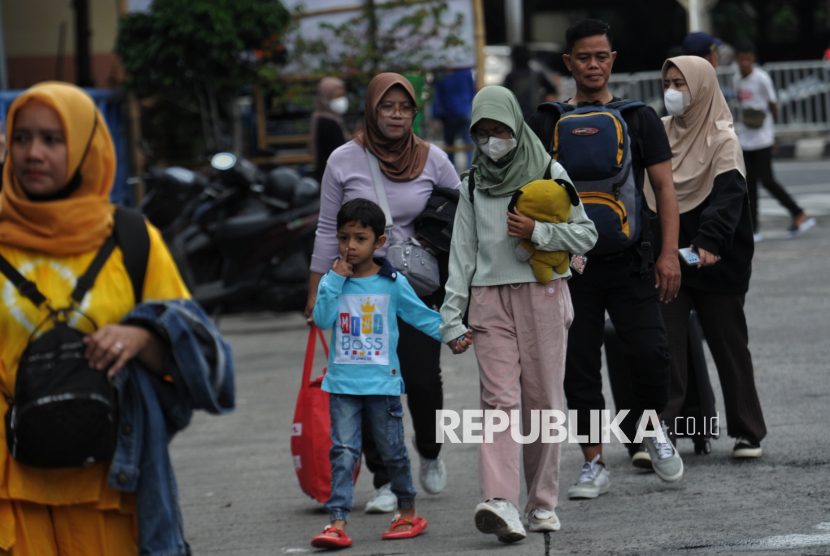 Calon penumpang bersiap menaiki bus di Terminal Kampung Rambutan, Jakarta, Jumat (20/12/2024). Menjelang libur Natal dan Tahun Baru 2024-2025, Terminal Kampung Rambutan mulai ramai dipadati para calon penumpang. Menurut petugas Dinas Perhubungan yang bertugas diterminal tersebut, jumlah penumpang hari ini mengalami peningkatan sebesar 30 persen dari hari biasanya, dan akan terus mengalami peningkatan hingga puncak arus mudik yang diprediksi akan terjadi pada besok Sabtu (21/12). Rata-rata pemudik di terminal Kampung rambutan merupakan pemudik dengan tujuan perjalanan ke daerah Jawa Tengah dan Jawa Timur.