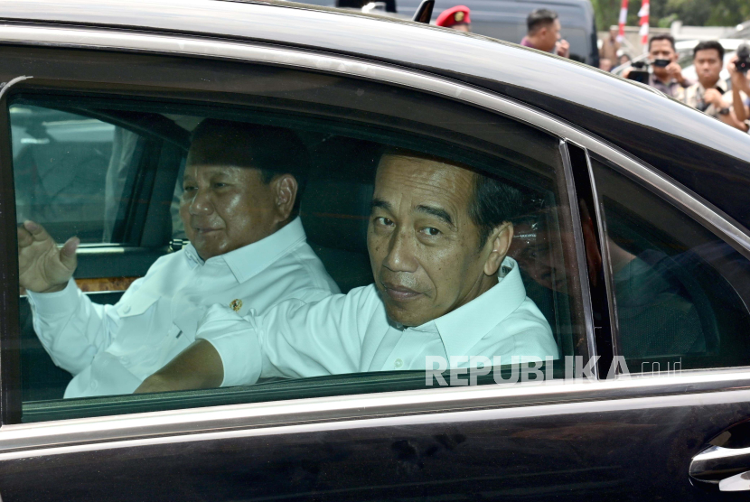 Presiden Joko Widodo satu mobil bersama Menteri Pertahanan Prabowo Subianto.