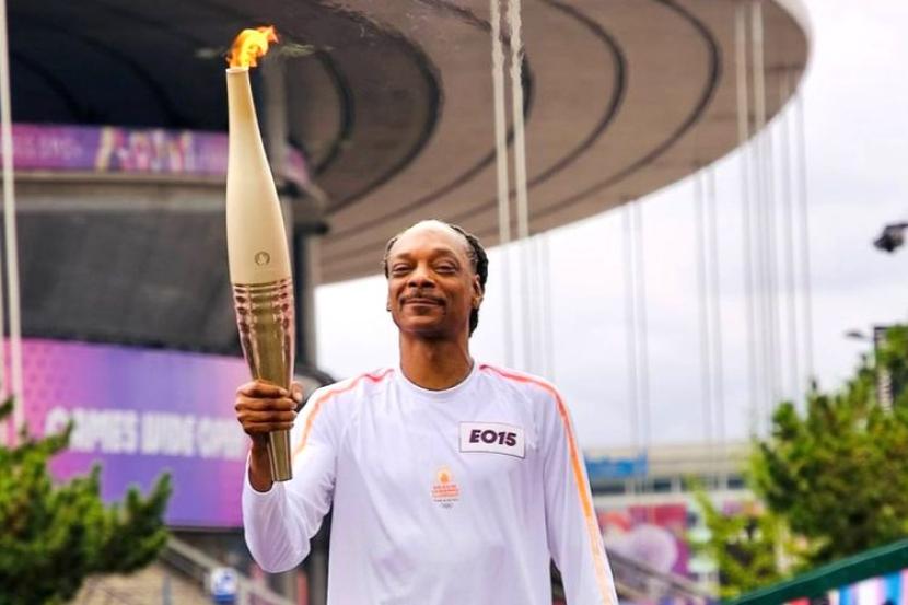 Snoop Dogg Membawa Obor Olimpiade Melalui Pinggiran Kota Paris Sebelum Upacara Pembukaan