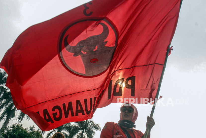 Kader Partai PDI Perjuangan mengibarkan bendera (ilustrasi). Hasil survei New Indonesia Research & Consulting menyebutkan elektabilitas Partai Demokrasi Indonesia (PDI) Perjuangan tertinggi dibandingkan partai-partai lain.