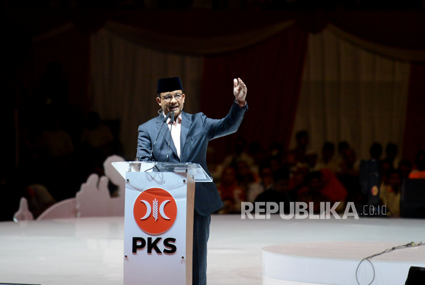 Bakal calon presiden dari Koalisi Perubahan untuk Persatuan, Anies Baswedan, memberikan pidato kebangsaan saat kegiatan peringatan Milad ke-21 PKS di Istora Senayan, Jakarta, Sabtu (20/5/2023). 