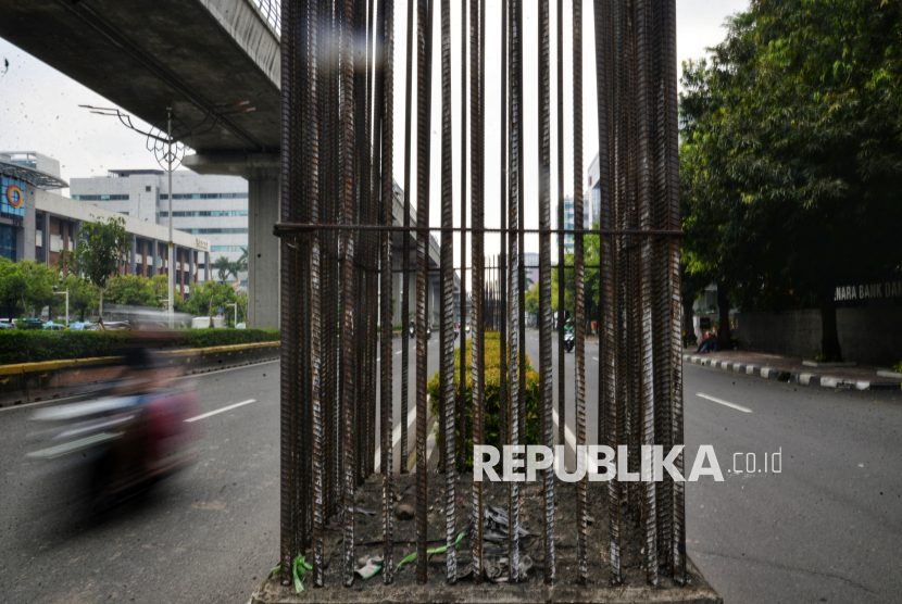 Sejumlah kendaraan melintas di dekat tiang monorel yang terhenti pembangunannya di Jalan Rasuna Said, Jakarta, Kamis (29/5/2025). Gubernur DKI Jakarta Pramono Anung menyatakan komitmennya untuk menyelesaikan persoalan tiang-tiang monorel yang terbengkalai di sejumlah ruas jalan ibu kota. Menurutnya, keberadaan tiang-tiang beton yang tersebar di Jalan HR Rasuna Said, Kuningan, hingga kawasan Senayan, Jakarta Selatan, telah merusak wajah kota.