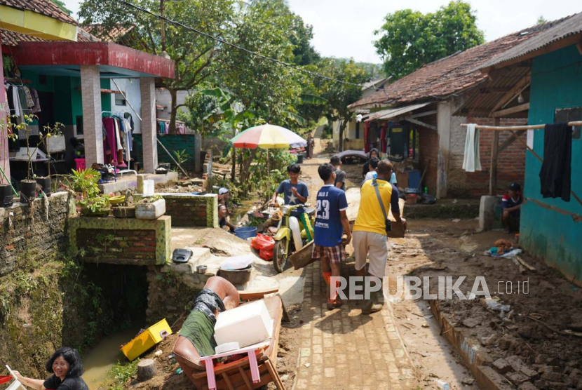 Warga bergotong royong membersihkan sisa banjir di Kabupaten Bogor.(Ilustrasi)