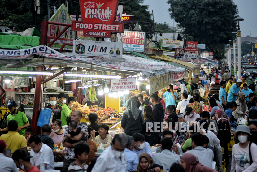 Warga menunggu waktu berbuka puasa di sentra kuliner nasi kapau, Jalan Kramat Raya, Senen, Jakarta Pusat. Ada beberapa cara yang perlu dilakukan agar uang yang digunakan untuk bukber tidak membengkak. (ilustrasi)