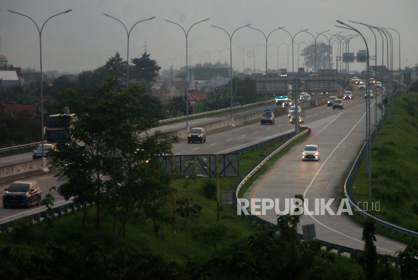 Kendaraan melintas di jalan tol Pejagan-Pemalang, Adiwerna, Tegal, Jawa Tengah, Jumat (29/4/2022). Dirlantas Polda Jateng mengatakan penerapan one way di jalan tol berjalan lancar.