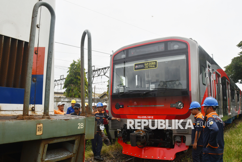 Petugas menyiapkan uji coba rangkaian Kereta Rel Listrik (KRL) produksi PT Inka di Kota Madiun, Jawa Timur, Ahad (16/3/2025). 