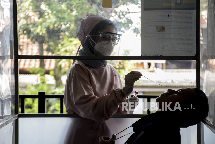 Calon penumpang pesawat terbang menjalani tes usap PCR di Bandara Husein Sastranegara, Kota Bandung, Selasa (26/10). Pemerintah berencana menjadikan tes PCR syarat wajib perjalanan untuk pengguna semua moda transportasi guna mencegah lonjakan kasus Covid-19 jelang libur Natal dan tahun baru (Nataru). Foto: Republika/Abdan Syakura