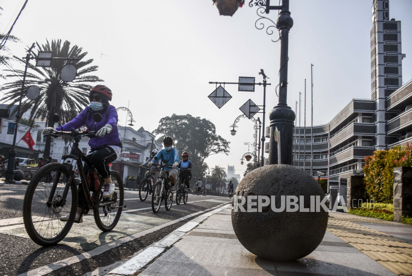 Sejumlah warga bersepeda di Jalan Asia Afrika, Kota Bandung. Demensia Bisa Jangkiti Anak Muda, Ketahui Penyebab dan Cara Mencegahnya