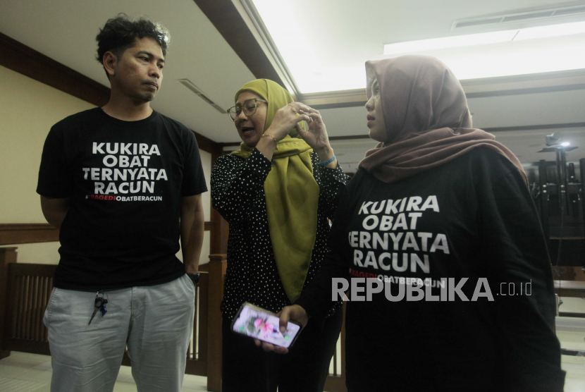 Orangtua korban gangguan ginjal akut progresif atipikal (GGAPA) menghadiri sidang lanjutan gugatan class action GGAPA di Pengadilan Negeri Jakarta Pusat, Jakarta, Selasa (18/7/2023). Sidang yang beragendakan pembacaan gugatan tersebut ditunda karena perbaikan administrasi