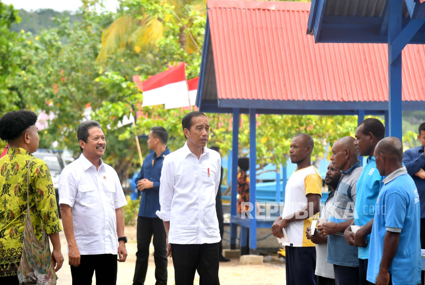 Presiden Jokowi saat meresmikan Kampung Nelayan Modern di Desa Samber dan Binyeri, Biak Numfor, Papua, Kamis (23/11/2023).