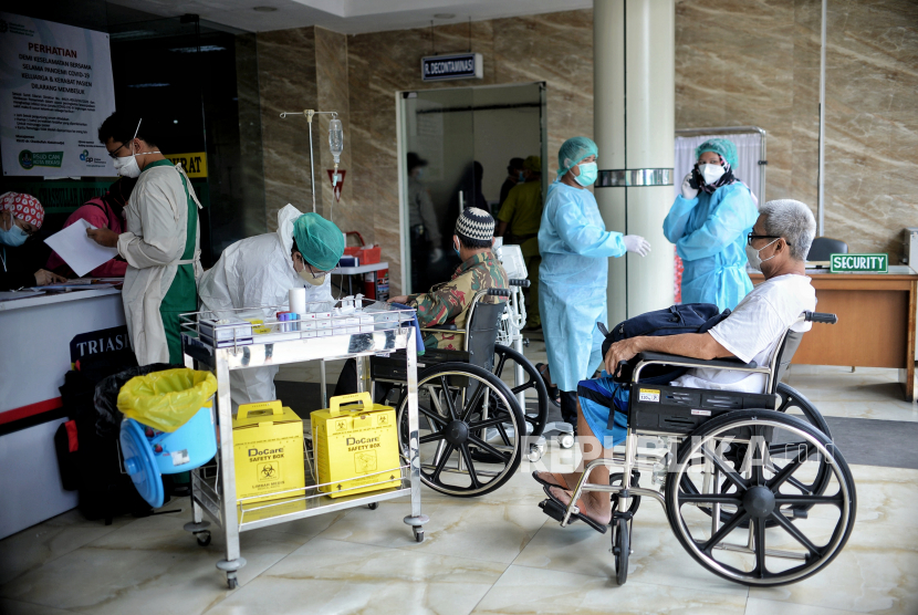 Tenaga kesehatan melakukan screening pasien sebelum dipindahkan ke Instalasi Gawat Darurat di Rumah Sakit Umum Daerah (RSUD) Chasbullah Abdulmajid, Kota Bekasi, Jawa Barat.