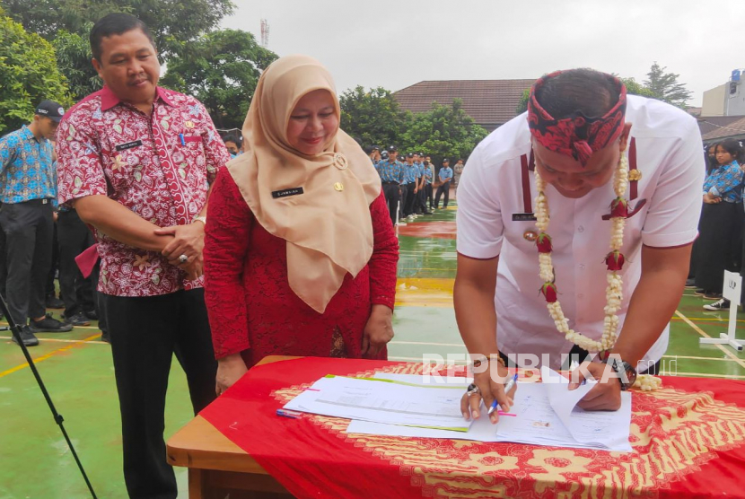  Pelaksana Tugas (Plt) Wali Kota Bekasi Tri Adhianto Tjahyono melakukan penandatanganan dan serah terima aset Barang Milik Daerah (BMD) kepada SMK Negeri 14 Kota Bekasi, Jawa Barat, Kamis (23/2/2023).