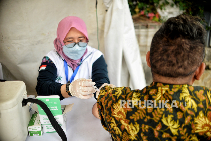 Tenaga kesehatan menyuntikan vaksin booster Covid-19 kepada warga di sentra vaksinasi di kawasan Kota Tua, Jakarta. Satuan Tugas (Satgas) Penanganan Covid-19 menginformasikan kasus positif Covid-19 di Indonesia bertambah 1.233 pada Senin (17/10/2022) sehingga total pada saat ini mencapai 6.458.101 orang.
