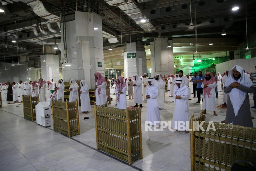 Jamaah dengan jumlah terbatas melaksanakan shalat dengan menjaga jarak di Masjidil Haram, Makkah, Selasa (5/5). Selama pandemi Covid-19 kerajaan Arab Saudi menutup akses kedua masjid suci dari umum