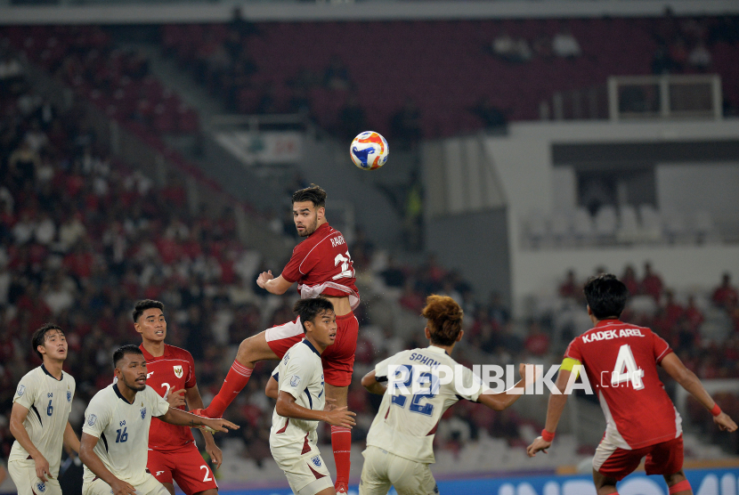 Pesepak bola Timnas U-23 Indonesia Jens Raven berduel udara dengan pemain Timnas U-23 Thailand dalam pertandingan semifinal Piala AFF U-23 2025 di Stadion Utama Gelora Bung Karno (SUGBK), Senayan, Jakarta, Jumat (25/7/2025). Indonesia melaju ke final Piala AFF U-23 setelah menang dalam babak adu penalti dengan skor 7-6 (1-1). Di final Indonesia akan melawan Vietnam.
