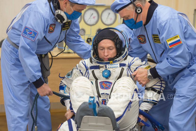 Foto selebaran yang disediakan oleh Perusahaan Luar Angkasa Negara Rusia ROSCOSMOS menunjukkan anggota ekspedisi Stasiun Luar Angkasa Internasional (ISS) 64, kosmounaut Rusia Sergey Ryzhikov selama pemeriksaan pakaian antariksa menjelang peluncuran pesawat ruang angkasa Soyuz MS-17 di Kosmodrom Baikonur, Kazakhstan , 14 Oktober 2020. Pesawat luar angkasa Soyuz MS-17 yang membawa awak ekspedisi Stasiun Luar Angkasa Internasional (ISS) 64, austranaut NASA Kathleen Rubins dan kosmounaut Roscosmos Sergey Ryzhikov dan Sergey Kud-Sverchkov untuk misi 177 hari di Stasiun Luar Angkasa Internasional diluncurkan dengan sukses pada 14 Oktober 2020.