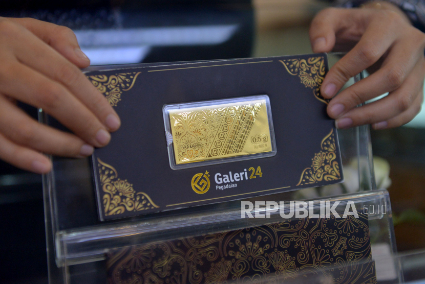 Pegawai menunjukkan emas Pegadaian di Galeri 24 Pegadaian, Jakarta, Senin (26/12/2022). Kemenag Tampung Usulan Setoran Haji dengan Standar Emas